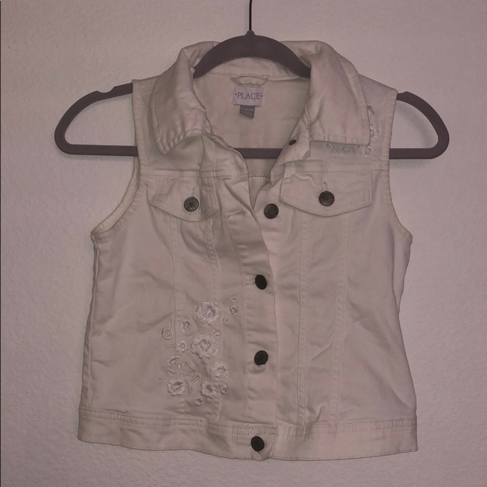 White Sleeveless Jacket 🧥